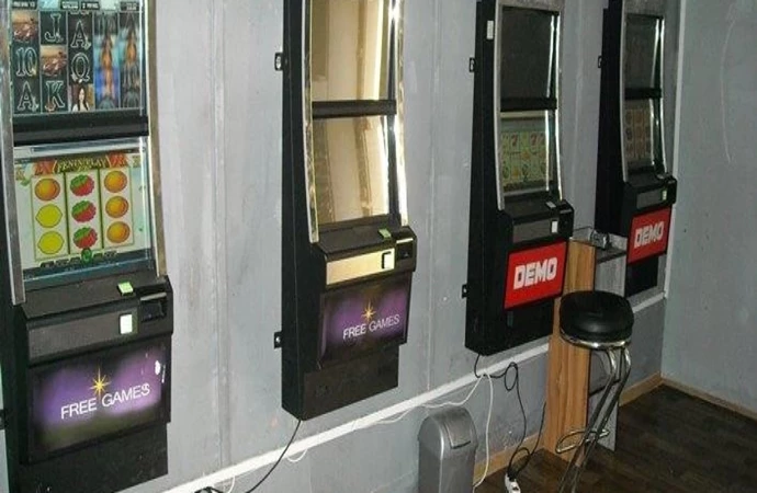 {Organizatorzy nielegalnego hazardu próbowali ominąć przepisy, przerabiając automaty do gier.}