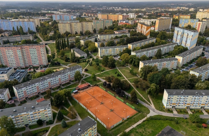 {Olsztyn przejmuje korty – zapowiada bezpłatne zajęcia dla dzieci i młodzieży.}