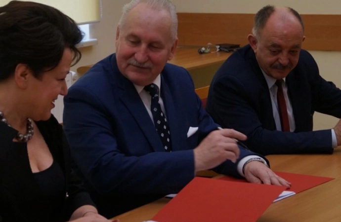 {Marszałek województwa warmińsko-mazurskiego podpisał kolejne umowy na inwestycje dofinansowane z Regionalnego Programu Operacyjnego Warmia Mazury 2014-2020.}