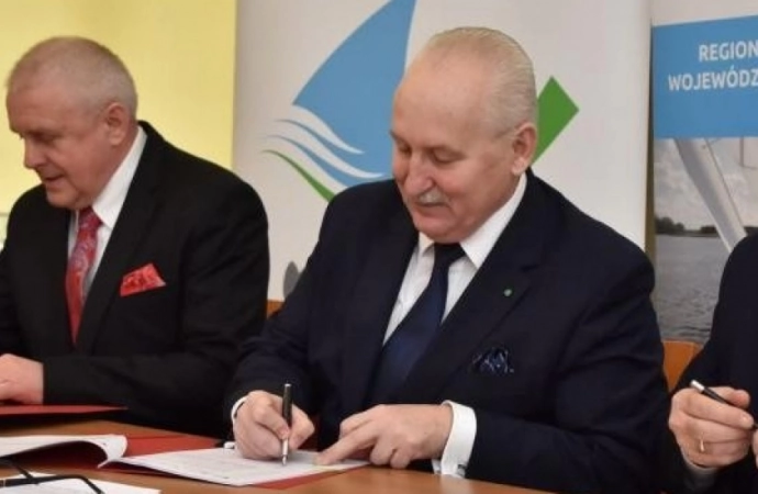 {W Urzędzie Marszałkowskim w Olsztynie podpisano kolejne umowy na dofinansowanie z funduszy unijnych zapisanych w Regionalnym Programie Operacyjnym.}