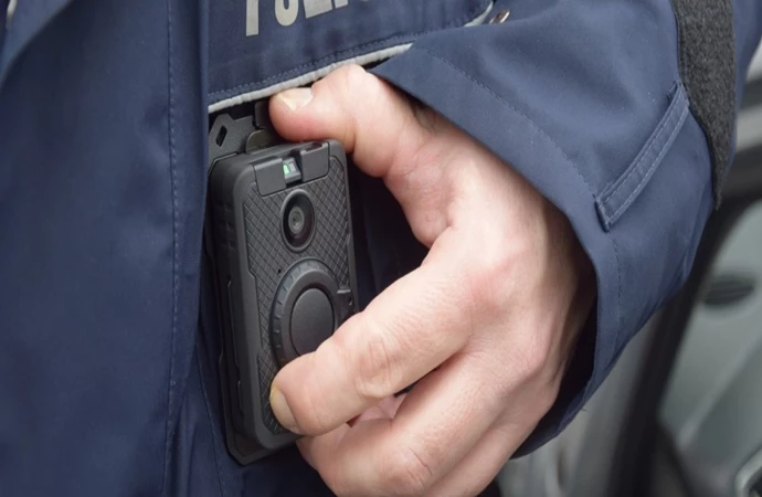 {Elbląscy policjanci zaczęli testy kamer przymocowywanych do mundurów.}