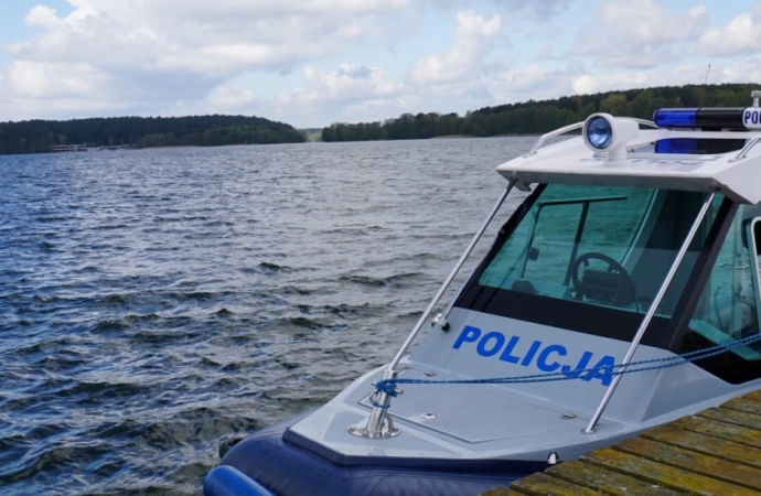 {Policjanci z wodnego patrolu na jeziorze Tałtowisko pomogli kobiecie w ciąży.}